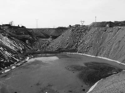 河北省武安市礦山鎮(zhèn)北尖山村東山上非法采礦排尾留下的廢水和廢渣
