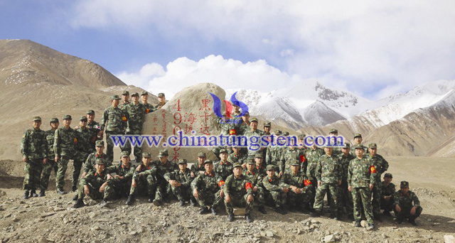2015年，在新疆昆侖山脈執(zhí)行軍事地質(zhì)調(diào)查任務(wù)的黃金八支隊(duì)官兵。肖鑫 攝