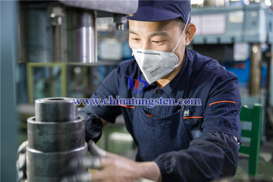 工人正在製作鎢相關(guān)產(chǎn)品