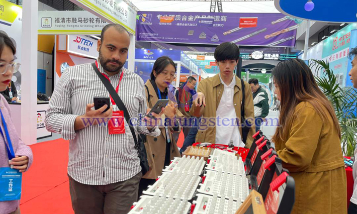 企業(yè)家20日在先進硬質材料及工具産業(yè)博覽會參展（圖源：荷塘區(qū)融媒體中心供圖）