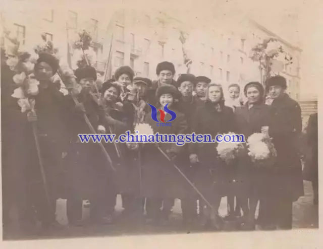 1955年11月，在莫斯科實(shí)習(xí)的學(xué)員參加十月革命勝利38周年慶典