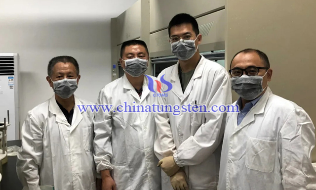 從左至右：協(xié)會(huì)辦公室主任方季云、江鎢控股進(jìn)出口公司經(jīng)理常雨忠、上?；ぴ汗こ處熗醺呖　B門(mén)金鷺?lè)勰┖Ｍ怃N(xiāo)售部經(jīng)理鄭志良